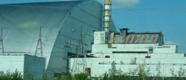 チェルノブイリ原発4号機を覆う石棺 右は3号機 2017 年撮影T.K.